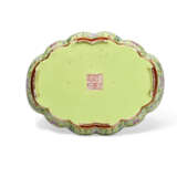 A FAMILLE ROSE LOBED TEA TRAY - photo 3