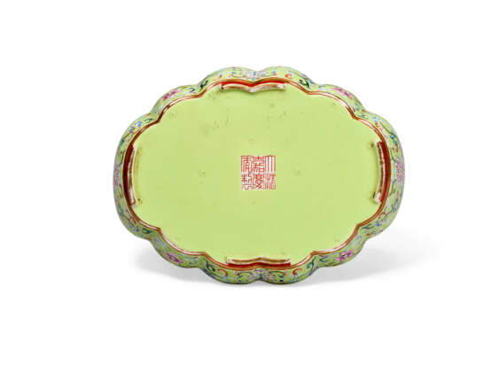 A FAMILLE ROSE LOBED TEA TRAY - photo 3
