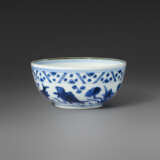 A BLUE AND WHITE `FISH AND LOTUS` CUP - Foto 1