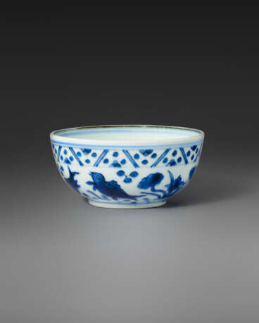 A BLUE AND WHITE `FISH AND LOTUS` CUP - Foto 1