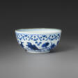 A BLUE AND WHITE &#39;FISH AND LOTUS&#39; CUP - Jetzt bei der Auktion