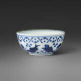 A BLUE AND WHITE `FISH AND LOTUS` CUP - Foto 2