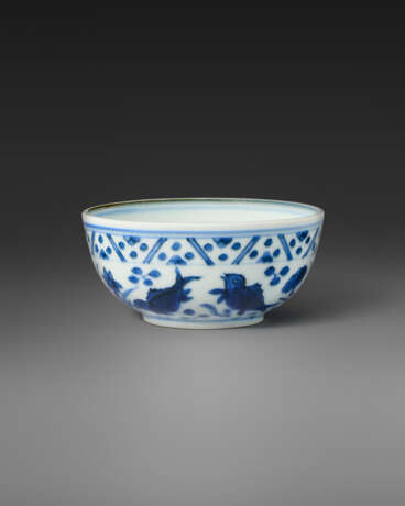 A BLUE AND WHITE `FISH AND LOTUS` CUP - Foto 2