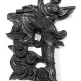 Schnitzerei aus Hartholz mit Darstellung des Affenkönigs mit eingelegten Glasaugen - photo 1