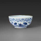 A BLUE AND WHITE `FISH AND LOTUS` CUP - Foto 3