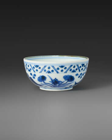 A BLUE AND WHITE `FISH AND LOTUS` CUP - Foto 3