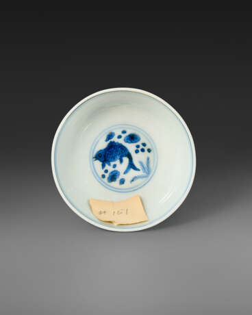 A BLUE AND WHITE `FISH AND LOTUS` CUP - Foto 4