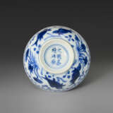 A BLUE AND WHITE `FISH AND LOTUS` CUP - Foto 5