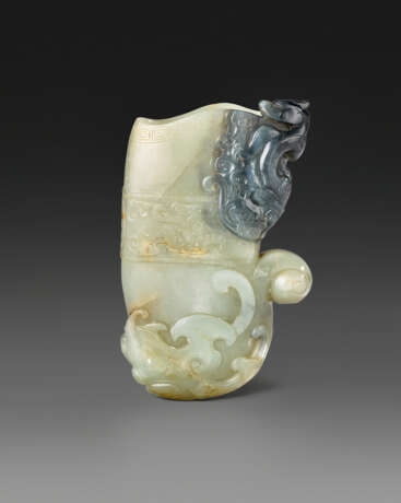 A SMALL WELL-CARVED PALE GREENISH-WHITE AND GREY JADE RHYTON - Foto 2
