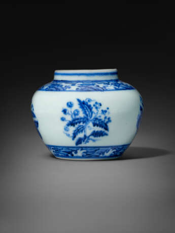 A VERY RARE AND EXQUISITE SMALL BLUE AND WHITE JAR - photo 1