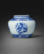 Vases et récipients. A VERY RARE AND EXQUISITE SMALL BLUE AND WHITE JAR