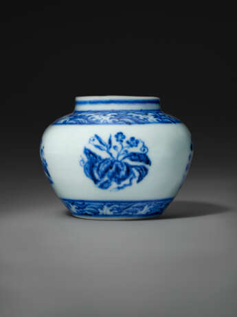 A VERY RARE AND EXQUISITE SMALL BLUE AND WHITE JAR - photo 2