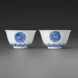 A PAIR OF BLUE AND WHITE ‘DRAGON` BOWLS - Foto 1