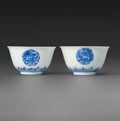 A PAIR OF BLUE AND WHITE ‘DRAGON&#39; BOWLS