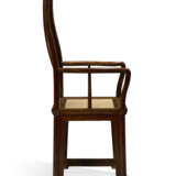 A VERY RARE PAIR OF INLAID HUANGHUALI `SOUTHERN OFFICIAL`S HAT` ARMCHAIRS - photo 5