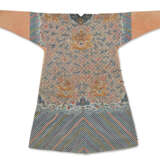 AN EMBROIDERED APRICOT-GROUND ‘DRAGON’ ROBE, LONGPAO - photo 2