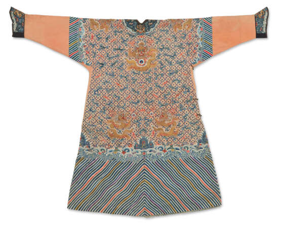 AN EMBROIDERED APRICOT-GROUND ‘DRAGON’ ROBE, LONGPAO - photo 2