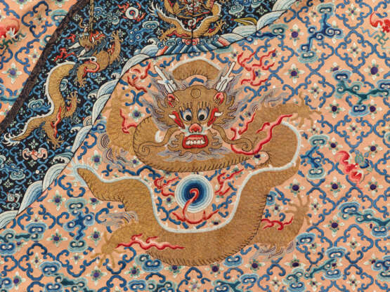 AN EMBROIDERED APRICOT-GROUND ‘DRAGON’ ROBE, LONGPAO - photo 3