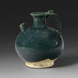 A BLUE-GLAZED OVOID POTTERY EWER - фото 2