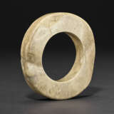 AN IVORY-COLORED JADE BRACELET - photo 1