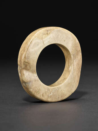 AN IVORY-COLORED JADE BRACELET - photo 1