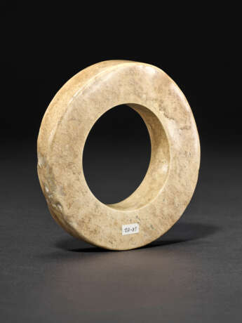 AN IVORY-COLORED JADE BRACELET - photo 2