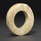 AN IVORY-COLORED JADE BRACELET - photo 2