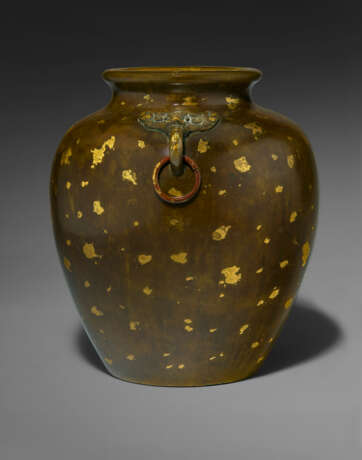 A GOLD-SPLASHED BRONZE OVOID JAR WITH LOOSE-RING HANDLES - photo 2