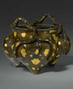 Icônes. A GOLD-SPLASHED BRONZE TRIPOD &#39;PEACH&#39; CENSER