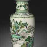 A RARE SUSANCAI FAMILLE VERTE BISCUIT ROULEAU VASE - фото 3