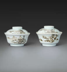 A RARE PAIR OF GRISAILLE-DECORATED &#39;LANDSCAPE&#39; BOWLS AND COVERS