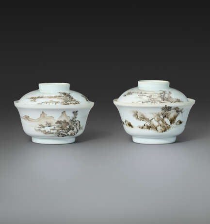 A RARE PAIR OF GRISAILLE-DECORATED `LANDSCAPE` BOWLS AND COVERS - photo 1
