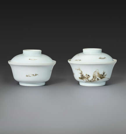 A RARE PAIR OF GRISAILLE-DECORATED `LANDSCAPE` BOWLS AND COVERS - photo 2