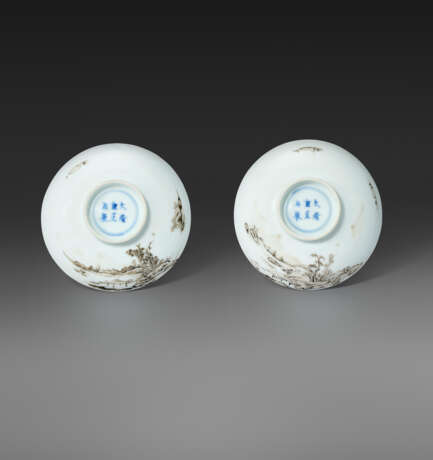 A RARE PAIR OF GRISAILLE-DECORATED `LANDSCAPE` BOWLS AND COVERS - photo 3