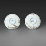 A RARE PAIR OF GRISAILLE-DECORATED `LANDSCAPE` BOWLS AND COVERS - photo 3