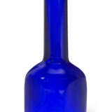 A SMALL BLUE GLASS MALLET VASE - photo 2