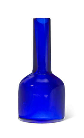 A SMALL BLUE GLASS MALLET VASE - photo 2