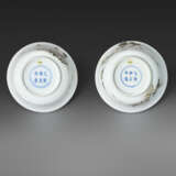 A RARE PAIR OF GRISAILLE-DECORATED `LANDSCAPE` BOWLS AND COVERS - photo 4
