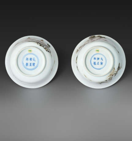 A RARE PAIR OF GRISAILLE-DECORATED `LANDSCAPE` BOWLS AND COVERS - photo 4