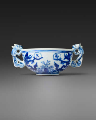 A RARE BLUE AND WHITE TWO-HANDLED `DRAGON` CUP - photo 1