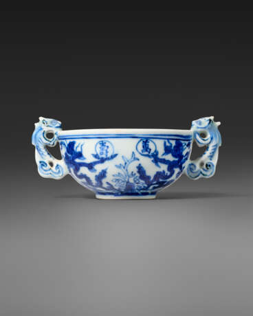 A RARE BLUE AND WHITE TWO-HANDLED `DRAGON` CUP - photo 2