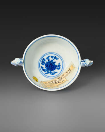A RARE BLUE AND WHITE TWO-HANDLED `DRAGON` CUP - photo 3