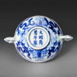 A RARE BLUE AND WHITE TWO-HANDLED `DRAGON` CUP - photo 4