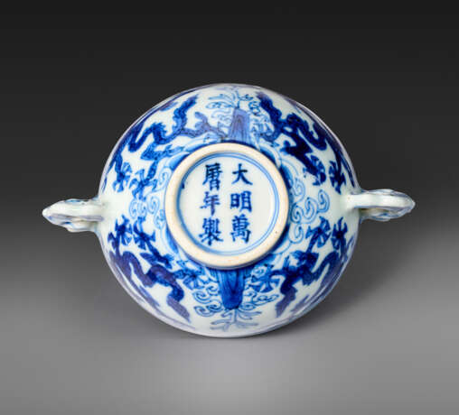 A RARE BLUE AND WHITE TWO-HANDLED `DRAGON` CUP - photo 4