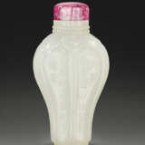 A CARVED WHITE JADE SNUFF BOTTLE - photo 2