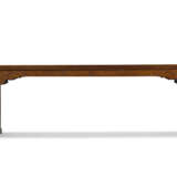 AN IMPORTANT AND MASSIVE HUANGHUALI TRESTLE-LEG TABLE - Foto 1