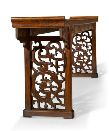 AN IMPORTANT AND MASSIVE HUANGHUALI TRESTLE-LEG TABLE - Foto 4