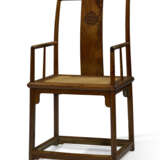 A PAIR OF HUANGHUALI `SOUTHERN OFFICIAL`S HAT` ARMCHAIRS - фото 3