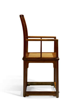 A PAIR OF HUANGHUALI `SOUTHERN OFFICIAL`S HAT` ARMCHAIRS - фото 4