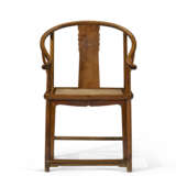 A PAIR OF HUANGHUALI HORSESHOE-BACK ARMCHAIRS - photo 2